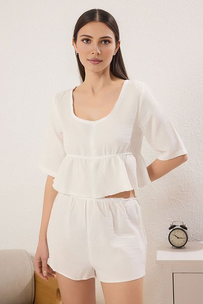 Trendyol Collection Ecrufarbenes, einfarbiges, detailliertes, gewebtes Pyjama-Set aus Musselin mit Shorts THMSS25PT00327
