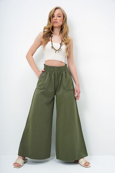 Trend Alaçatı Stili Khakifarbene Damen-Gabardine-Hose mit Taillenband und doppelter Tasche und weitem Bein ALC-X13949