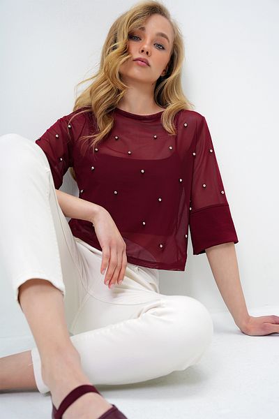 Trend Alaçatı Stili Burgunderrote Damenbluse mit Rundhalsausschnitt und breiter Manschette aus Perlentüll ALC-X13921