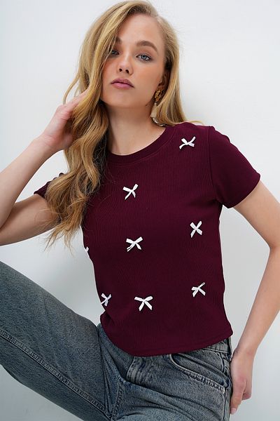 Trend Alaçatı Stili Burgunderrote Damen-Crop-Bluse mit Rundhalsausschnitt und Schleife ALC-X13671