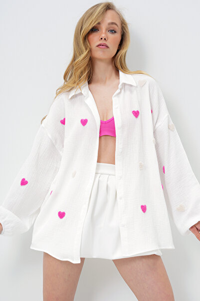 Trend Alaçatı Stili Γυναικείο λευκό λινό πουκάμισο με κεντημένη καρδιά από μουσελίνα ALC-X13791