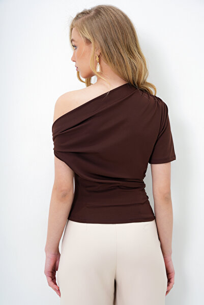 Trend Alaçatı Stili Dámská hořkohnědá asymetrická halenka s přehozeným ramenem ALC-X13894