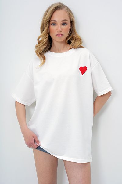 Trend Alaçatı Stili Women's White Crew Neck Heart Embroidered Two Thread Oversize T-Shirt Alc-X13912