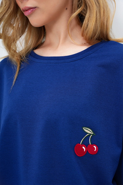 Trend Alaçatı Stili Marineblaues Damen-T-Shirt mit Rundhalsausschnitt und Kirschen, bestickt, zweifädig, Oversize-T-Shirt ALC-X13913