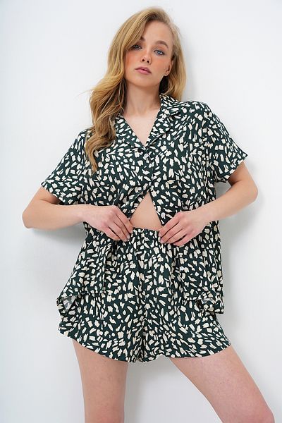 Trend Alaçatı Stili Women's Walnut Green Geometric Patterned Front Buttoned Woven Shirt and Shorts Pajama Suit Pjm-X13889