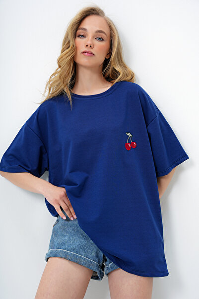 Trend Alaçatı Stili Marineblaues Damen-T-Shirt mit Rundhalsausschnitt und Kirschen, bestickt, zweifädig, Oversize-T-Shirt ALC-X13913
