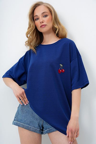 Trend Alaçatı Stili Γυναικείο μπλουζάκι με λαιμόκοψη Navy Blue με κεντητό δύο νήματα με δύο νήματα ALC-X13913