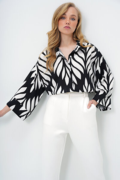 Trend Alaçatı Stili Dámská černá bílá digitální tištěná oversize košile s dvojitým rukávem Premium tkaná košile ALC-X13953