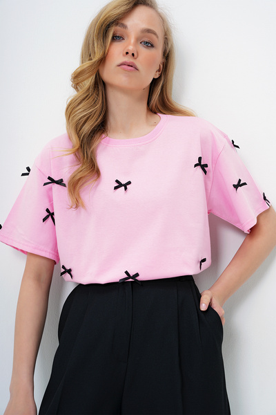Trend Alaçatı Stili Women's Pink Crew Neck Bow Embroidered Basic T-Shirt Alc-X13902