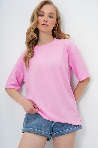 Trend Alaçatı Stili Rosa strukturiertes Basic-T-Shirt mit Rundhalsausschnitt für Damen ALC-X13666