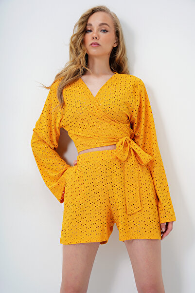 Trend Alaçatı Stili Senffarbenes Damen-Set mit zweireihigem Kragen, Taillengürtel, Guipure-Bluse und Shorts mit Innenfutter ALC-X14092