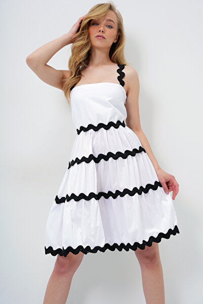 Trend Alaçatı Stili Kadın Beyaz Zigzag Şerit Detaylı Gizli Fermuarlı Poplin Balon Elbise ALC-X14146