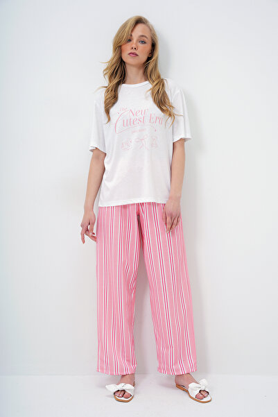 Trend Alaçatı Stili Damen-Pyjama-Set PJM-X13920 mit gestricktem Basic-T-Shirt mit gestricktem Granatapfel-Schriftzug und gestreifter Hose