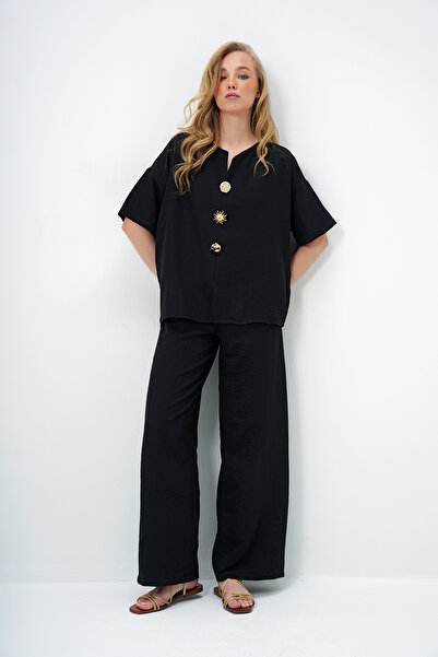 Trend Alaçatı Stili Schwarzes Damen-Set mit V-Ausschnitt, Metallgoldknöpfen, detailliertem Aerobin-Bluse und Hose, Oberteil und Unterteil, ALC-X14122