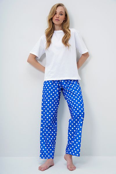 Trend Alaçatı Stili Damen-Pyjama-Set Saks Blue mit Rundhalsausschnitt, Basic-T-Shirt und gepunkteter Hose PJM-X13909