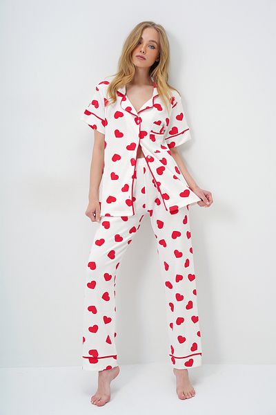 Trend Alaçatı Stili Pyjama-Set aus Baumwollhemd und Hose mit Paspelierung und rotem Einzeltaschen-Hemd mit großem Herzmuster PJM-X13898