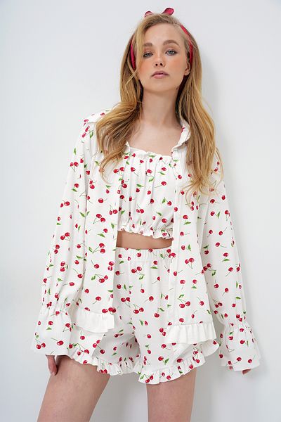 Trend Alaçatı Stili Set de pijamale din 3 piese din bumbac roșu cu model de cireșe, cu detaliu de volan, pantaloni scurți și kimono PJM-X13897