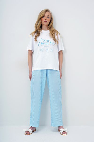 Trend Alaçatı Stili Set pijama tricotată pentru femei cu tricou de bază cu imprimeu cu text albastru și pantaloni cu dungi PJM-X13920