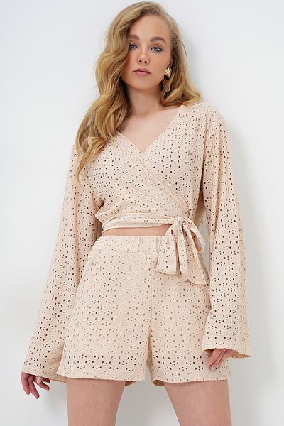 Trend Alaçatı Stili Women's Beige Double Breasted Collar Waist Tie Guipure Blouse and Lined Shorts Set Alc-X14092