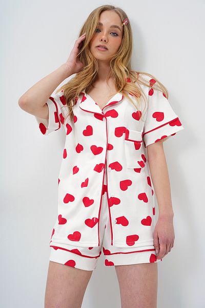 Trend Alaçatı Stili Damen-Pyjama-Set PJM-X13911 mit großem Herzmuster, rotem Einzeltaschen-Pyjama-Set aus Baumwollhemd und Shorts mit Paspelierung
