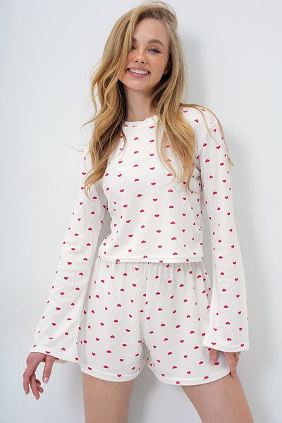 Trend Alaçatı Stili Damen-Pyjama-Set mit Mini-Herz-Rot, Rundhalsausschnitt, langen Ärmeln, Muster, Oberteil und Shorts PJM-X13895