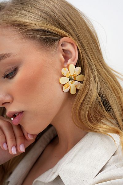Trend Alaçatı Stili Dámské perleťové náušnice se žlutým motivem Daisy ALC-X14017