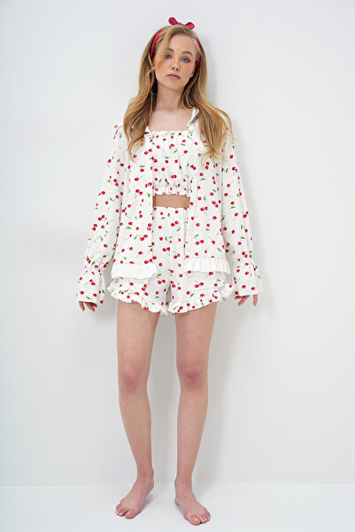 Trend Alaçatı Stili 3-teiliges Pyjama-Set aus roter Baumwolle mit Kirschmuster und Rüschen, Bustier-Shorts und Kimono PJM-X13897