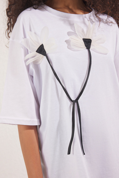 Trendyol Collection Uraşan Relaxed Fit T-Shirt with White 100% Cotton Flower Accessory