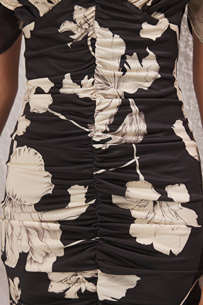 Trendyol Collection Černé květinové Gather Detailní Maxi pletené stylové šaty TPRSS25EL00296