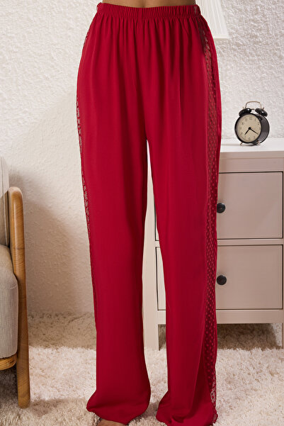 Trendyol Collection Burgunderrotes, gepunktetes, detailliertes, gewebtes Pyjama-Set mit Seilriemen und Spitze THMSS25PT00128
