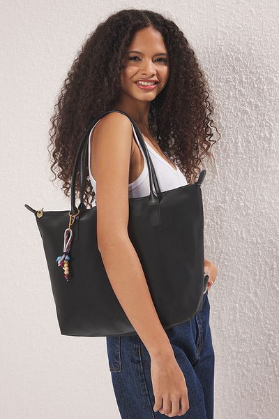 TRENDYOL SHOES Schwarze Charm Accessoire Detaillierte Damen Maxi Tote Schultertasche TAKSS25OC00018