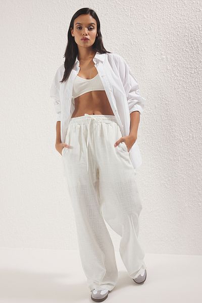 Trendyol Collection Weiße Leinen-Shorts mit sehr weitem Bein – mit elastischem Futter und TrommelシュツォS25PL00121