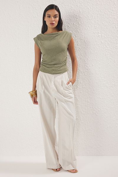 Trendyol Collection Khakifarbene, strukturierte Bluse mit U-Boot-Ausschnitt TWOSS25BZ00485