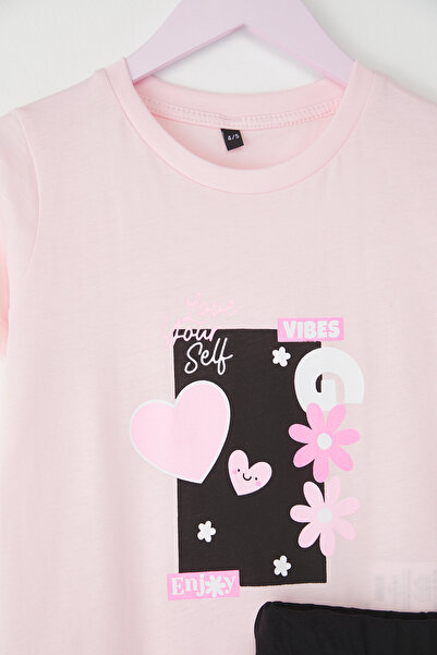 TRENDYOLKIDS Rózsaszín pamut szlogennel nyomott, rövid ujjú mini lányok kötött alsó felső szett TKDSS25AU00145