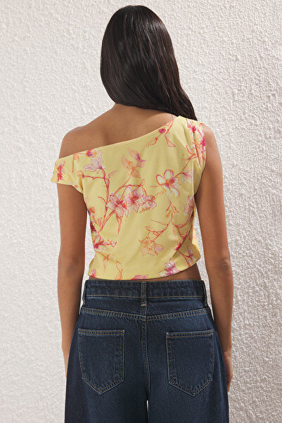 Trendyol Collection Žlutá květinová blůza s asymetrickým výstřihem a elastickým vzorem