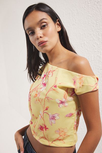 Trendyol Collection Κίτρινο λουλούδι με μοτίβο εφαρμοστή ασύμμετρη λαιμόκοψη ελαστική μπλούζα πλεκτής