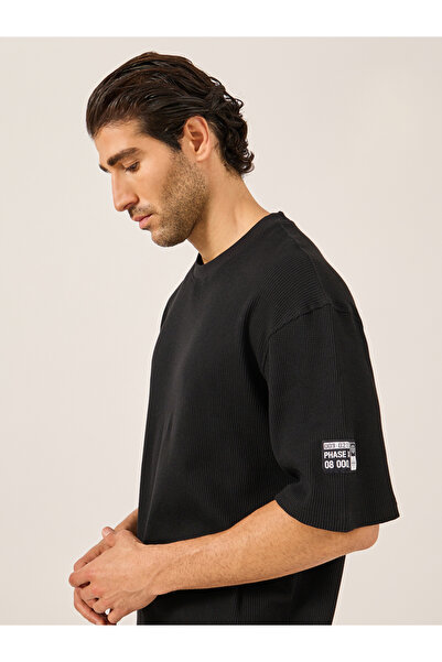 Styli تي شيرت كبير الحجم محبوك بنمط الوافل مع تفاصيل شارة الأكمام