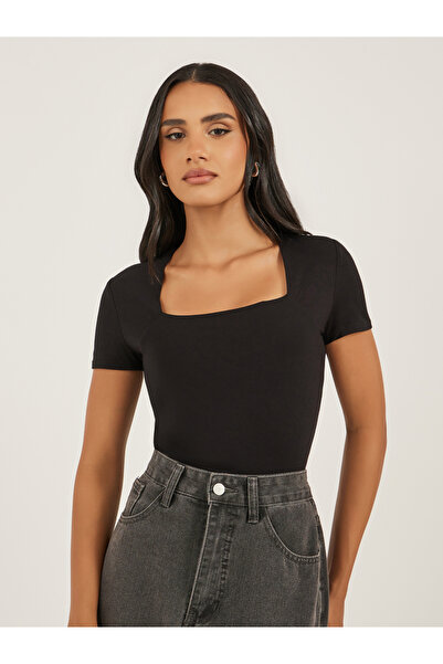 Styli تي شيرت سادة برقبة مربعة وأكمام قصيرة