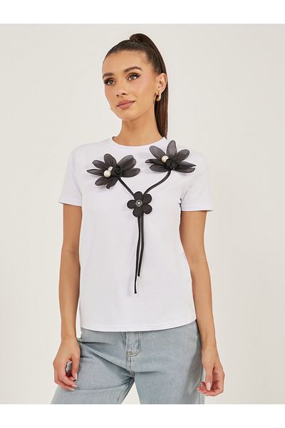 Styli Fitted Short Sleeve Floral Applique T-Shirt