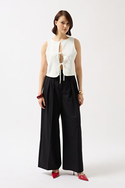 Black Fashion Λεπτομέρεια με κορδόνια Λευκή μπλούζα χαμηλού κοψίματος