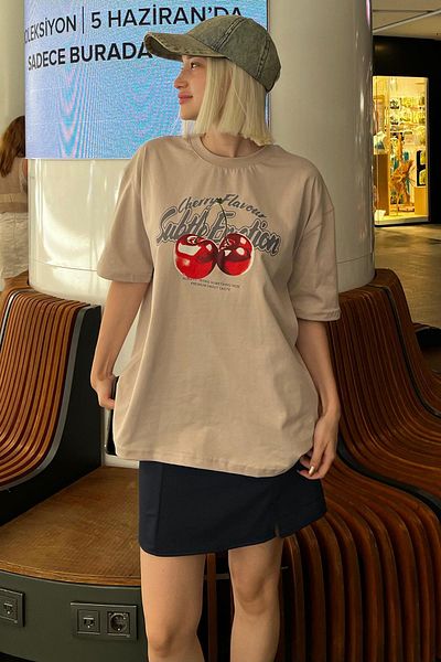 Madmext Beiges Oversize-T-Shirt mit Rundhalsausschnitt und kurzen Ärmeln und Kirschen-Print MG2131