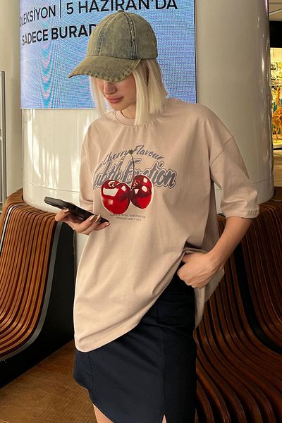 Madmext Beiges Oversize-T-Shirt mit Rundhalsausschnitt und kurzen Ärmeln und Kirschen-Print MG2131