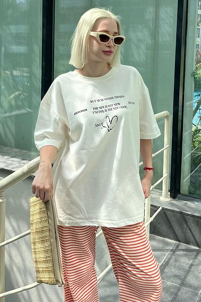 Madmext T-shirt oversize w kolorze ecru - z nadrukiem w kształcie serca, okrągły dekolt, krótki rękaw MG2129
