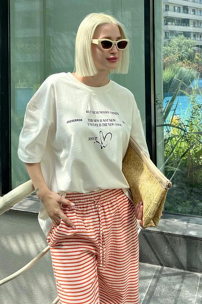 Madmext T-shirt oversize w kolorze ecru - z nadrukiem w kształcie serca, okrągły dekolt, krótki rękaw MG2129