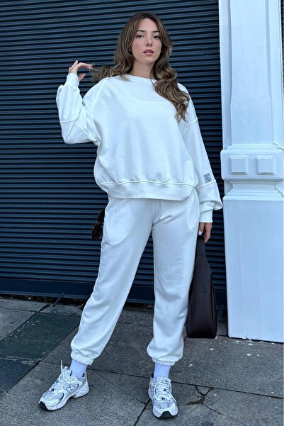 Madmext Beyaz Bisiklet Yaka Arma Detaylı Kadın Eşofman Takımı MG2186