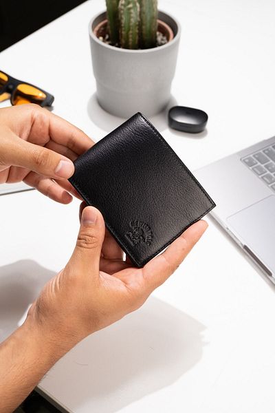 Newish Polo Men's Genuine Leather Wallet and Card Holder Black