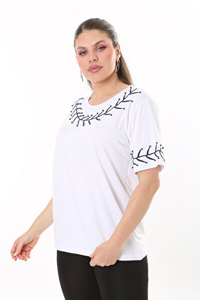 Şans Γυναικεία κοντομάνικη μπλούζα μεγάλου μεγέθους με λευκή πέρλα και κέντημα με λεπτομέρειες 65N37677