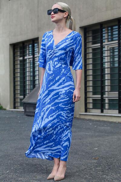 Madmext Saks Wzorzysta sukienka midi z dekoltem w kształcie litery V Mg1797