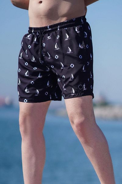 Madmext Badeshorts für Herren – Schwarzes Segelmuster, Modell 6881