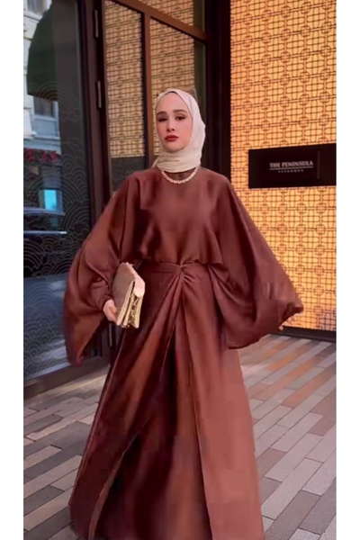 Serra فستان سهرة من قماش الساتان البني من Keıva بدلة حجاب